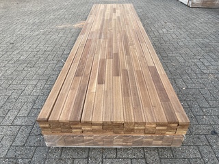 Ca. 84x Guyana Teak dekdelen gevingerlast, 21x70mm, lengte 300cm
